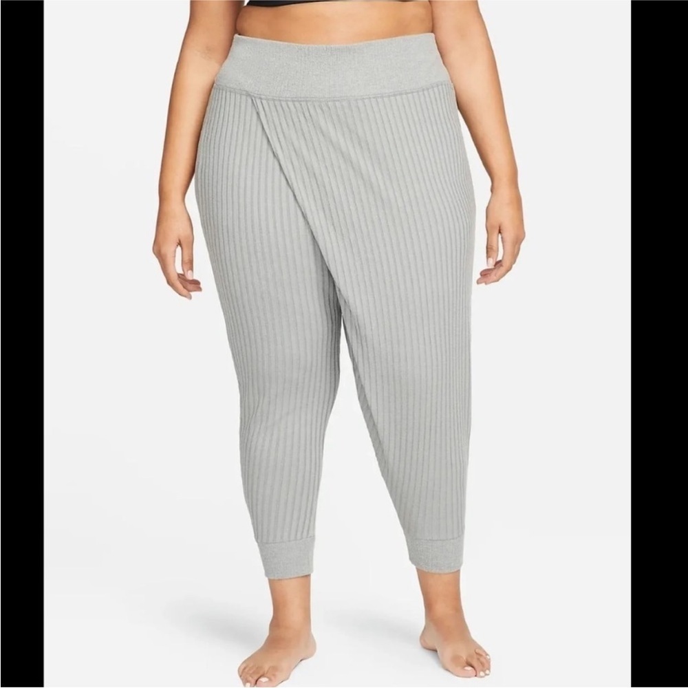 Women's Nike Yoga Luxe Ribbed Pants (Plus Size) Size 3X
Particle Grey/Heather